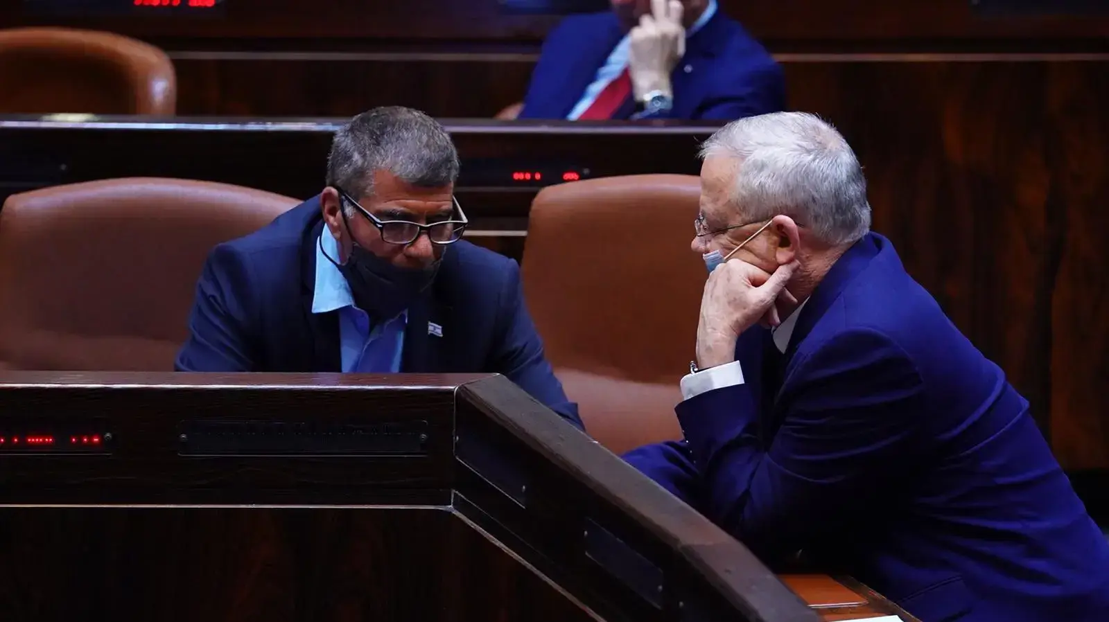 שר החוץ גבי אשכנזי ושר הביטחון בני גנץ במליאת הכנסת, 15 ביוני 2020