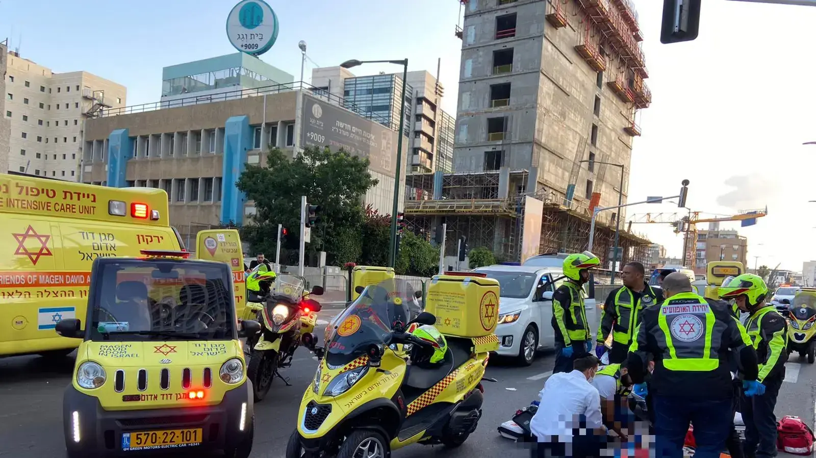 רוכב אופנוע בן 50 נפצע אנוש ורוכב אופניים בן 40 נפצע קשה בתאונת דרכים ברחוב אבא הלל ברמת גן. 16 ביוני 2020