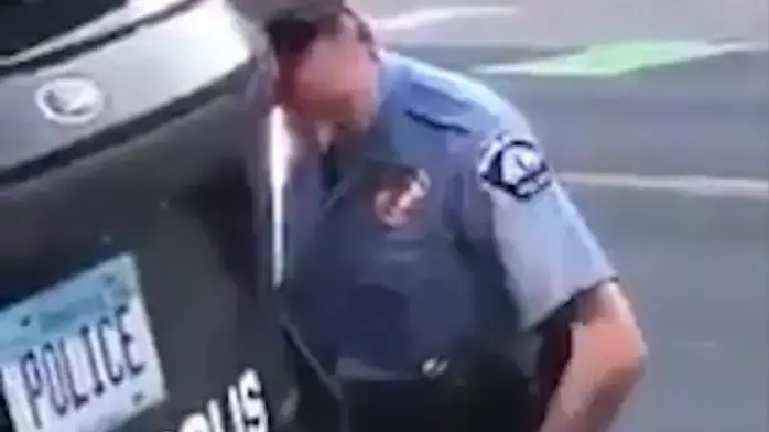 שוטר ממשטרת מינסוטה דרך על צווארו של עצור שחור עד שמת שוטר ממשטרת מינסוטה דרך על צווארו של עצור שחור עד שמת