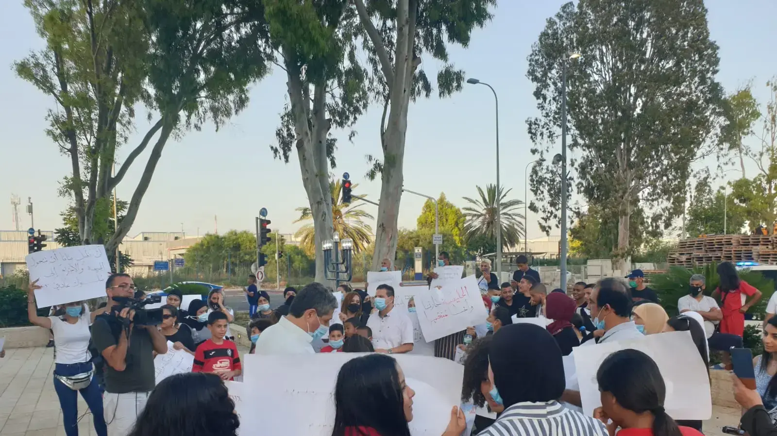 עשרות מתושבי שכונת חליסה בחיפה הפגינו מול תחנת המשטרת בעיר, 16 ביוני 2020 עשרות מתושבי שכונת חליסה בחיפה הפגינו מול תחנת המשטרת בעיר, 16 ביוני 2020