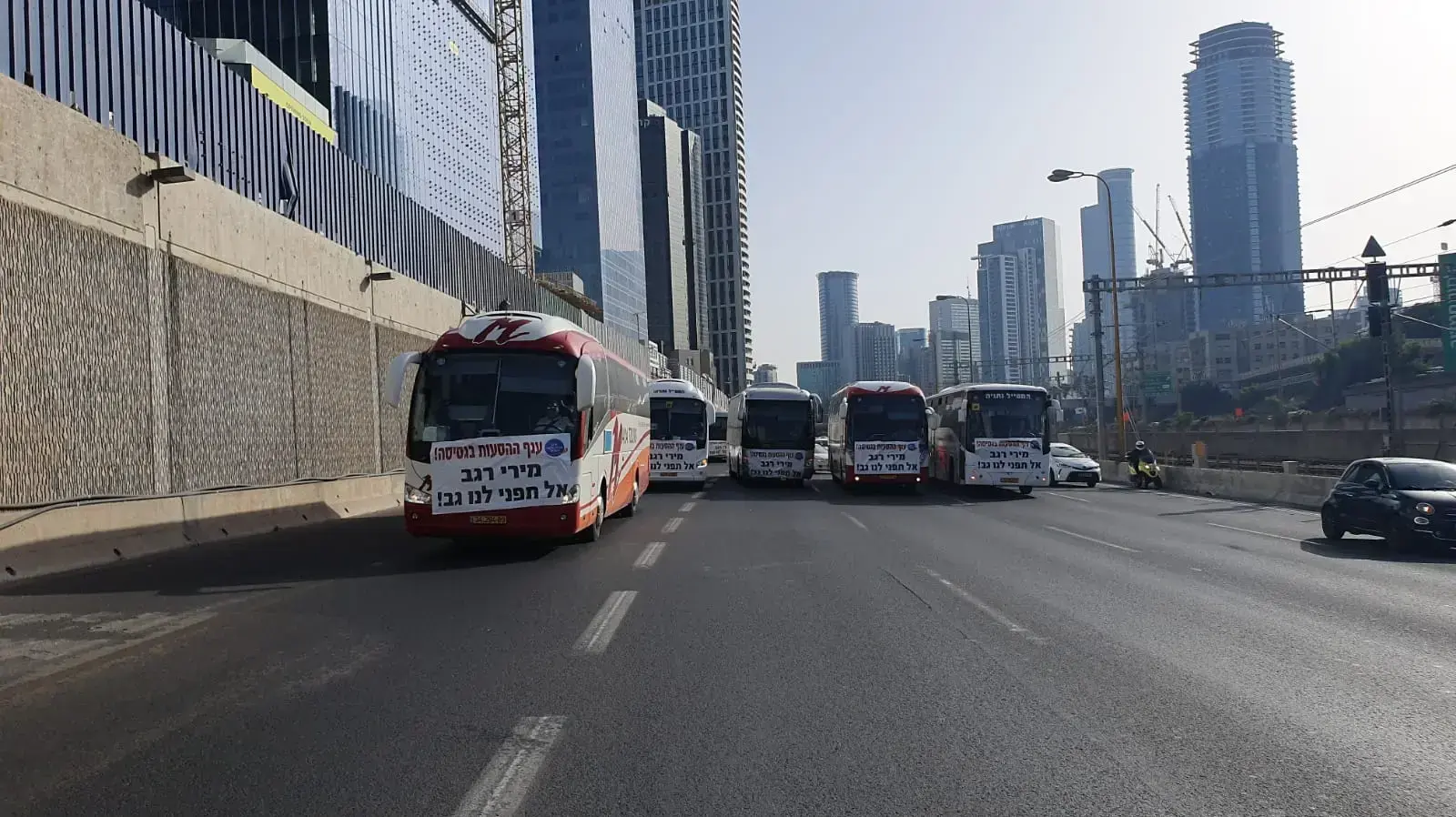 עשרות אוטובוסים חוסמים את נתיבי איילון באזור מחלף השלום במחאה על התעלמות ממשלת ישראל מקריסת ענף ההסעות הפרטיות, 17 ביוני 2020 עשרות אוטובוסים חוסמים את נתיבי איילון באזור מחלף השלום במחאה על התעלמות ממשלת ישראל מקריסת ענף ההסעות הפרטיות, 17 ביוני 2020