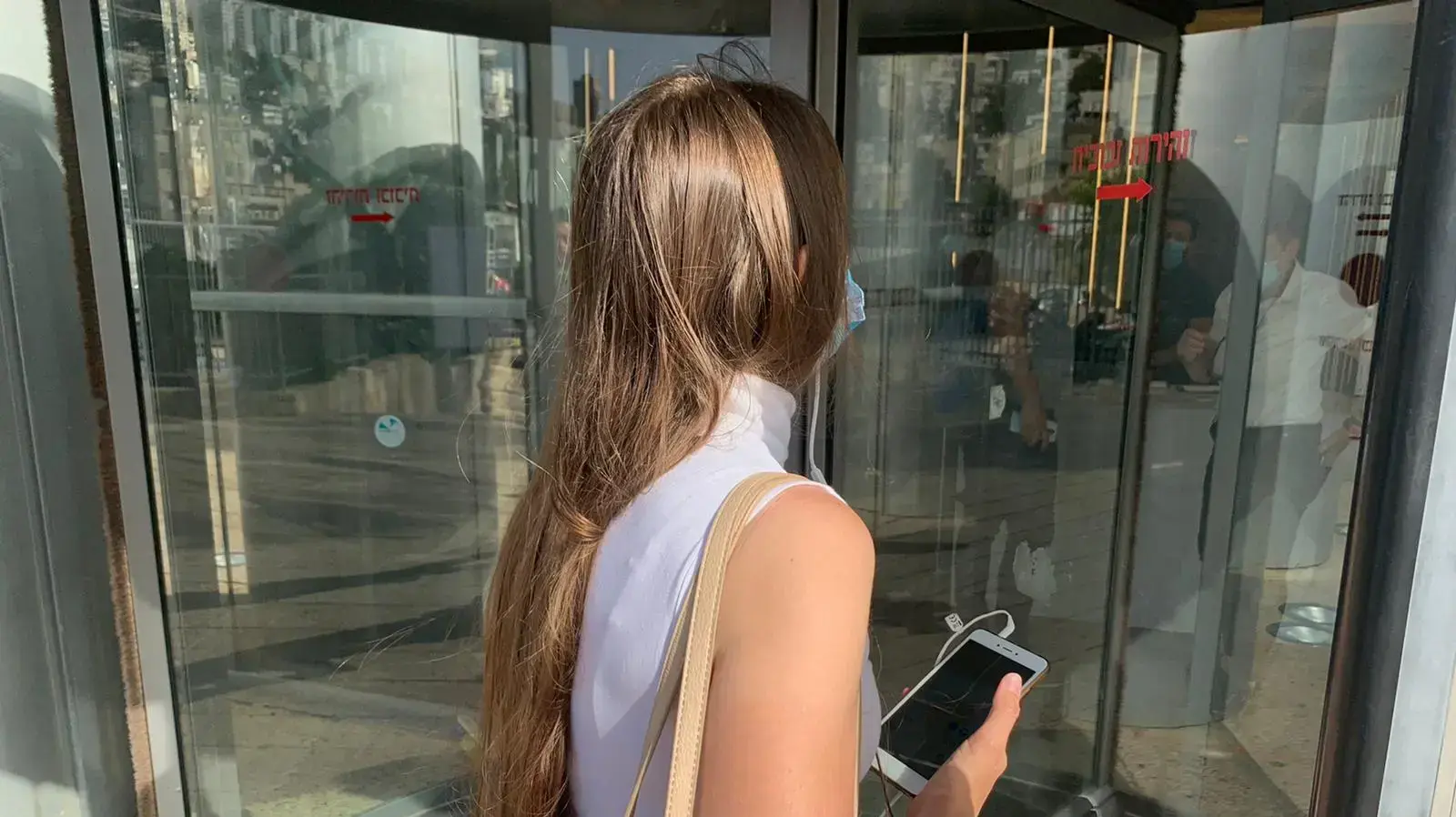 האחות מרמב"ם החשודה בגרימת מוות של מטופל מגיעה לחקירה ראשונה בתחנת חיפה, 17 ביוני 2020