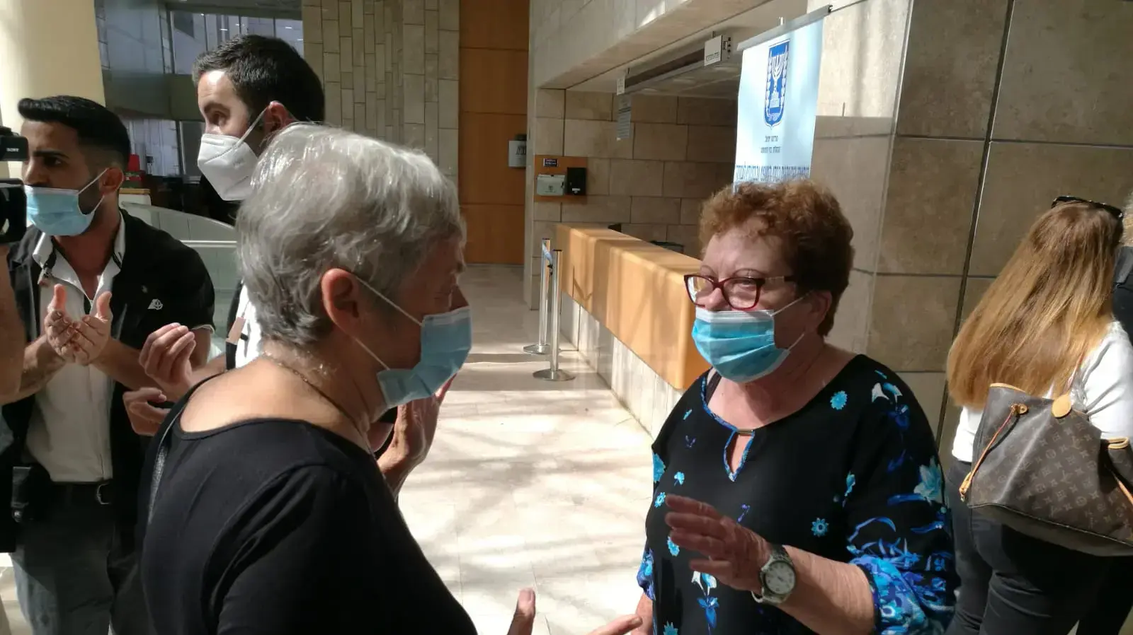 מימין אמה של עינב רוגל. מדברת עם עו"ד אסתר גופר חומש שהיתה פרקליטת המחוז בעת ניהול תיק הרצח , בדיון בבקשה לשחרור מוקדם ניכוי שליש של גלעד שמן שרצח לפני 29 שנים את עינב רוגל, ביהמ"ש המחוזי, נצרת, 17 ביוני 2020 מימין אמה של עינב רוגל. מדברת עם עו"ד אסתר גופר חומש שהיתה פרקליטת המחוז בעת ניהול תיק הרצח , בדיון בבקשה לשחרור מוקדם ניכוי שליש של גלעד שמן שרצח לפני 29 שנים את עינב רוגל, ביהמ"ש המחוזי, נצרת, 17 ביוני 2020