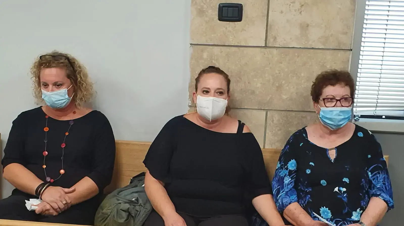 בני משפחת רוגל בדיון בבקשה לשחרור מוקדם ניכוי שליש של גלעד שמן שרצח לפני 29 שנים את עינב רוגל, ביהמ"ש המחוזי, נצרת, 17 ביוני 2020 בני משפחת רוגל בדיון בבקשה לשחרור מוקדם ניכוי שליש של גלעד שמן שרצח לפני 29 שנים את עינב רוגל, ביהמ"ש המחוזי, נצרת, 17 ביוני 2020