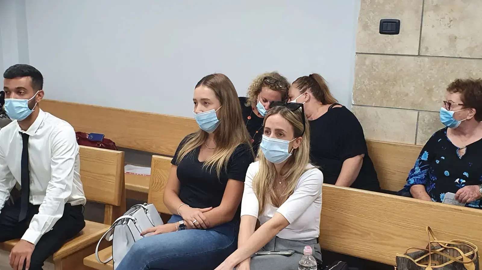 קרובות משפחה של גלעד שמן בדיון בבקשה לשחרור מוקדם ניכוי שליש של גלעד שמן שרצח לפני 29 שנים את עינב רוגל, ביהמ"ש המחוזי, נצרת, 17 ביוני 2020 קרובות משפחה של גלעד שמן בדיון בבקשה לשחרור מוקדם ניכוי שליש של גלעד שמן שרצח לפני 29 שנים את עינב רוגל, ביהמ"ש המחוזי, נצרת, 17 ביוני 2020