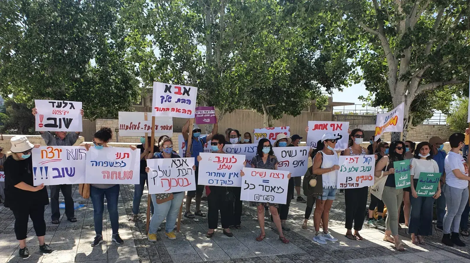 מפגינים מחוץ לדיון בבקשה לשחרור מוקדם ניכוי שליש של גלעד שמן שרצח לפני 29 שנים את עינב רוגל, ביהמ"ש המחוזי, נצרת, 17 ביוני 2020 מפגינים מחוץ לדיון בבקשה לשחרור מוקדם ניכוי שליש של גלעד שמן שרצח לפני 29 שנים את עינב רוגל, ביהמ"ש המחוזי, נצרת, 17 ביוני 2020