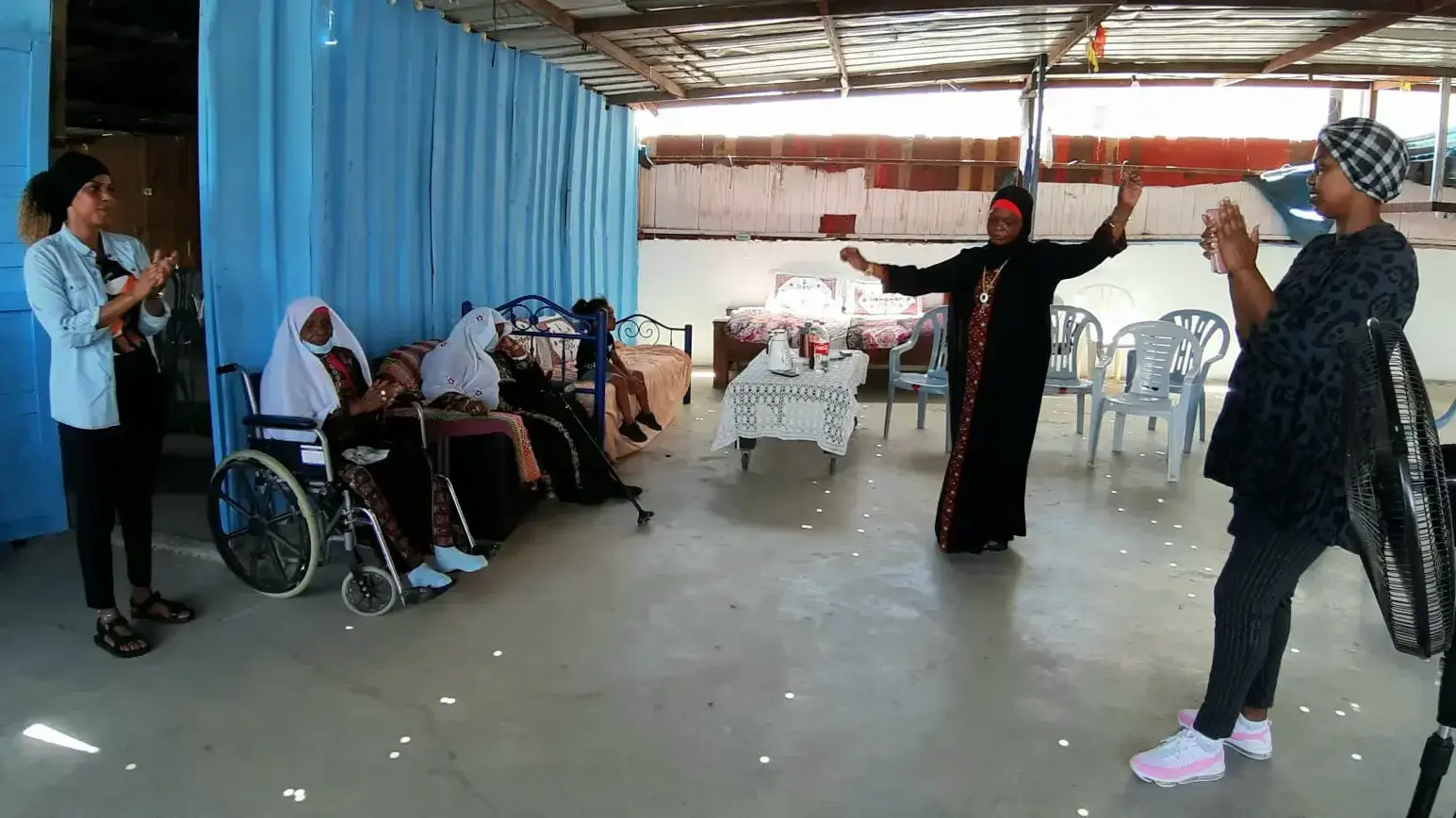 אמו ואחותו של סלימאן אל-עביד שרצח את חנית קיקוס השתחרר וחזר לביתו ברהט, 17 ביוני 2020 אמו ואחותו של סלימאן אל-עביד שרצח את חנית קיקוס השתחרר וחזר לביתו ברהט, 17 ביוני 2020