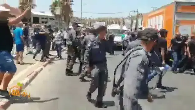 עבודות הבנייה בבית הקברות ביפו הוקפאו, עימותים פרצו במקום