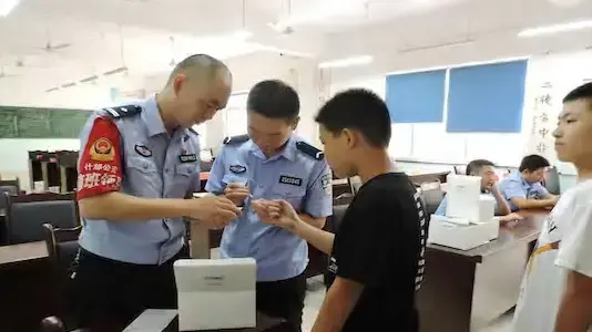שני שוטרים בסין לוקחים בדיקת DNA מתלמיד בית ספר עבור מפה גנטית של כל הזכרים במדינה. 18 ביוני 2020 שני שוטרים בסין לוקחים בדיקת DNA מתלמיד בית ספר עבור מפה גנטית של כל הזכרים במדינה. 18 ביוני 2020
