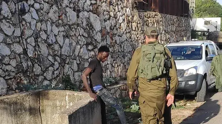 חייל צה"ל עוצר מסתנן שהגיע מסודן ביישוב שלומי. 17 ביוני 2020