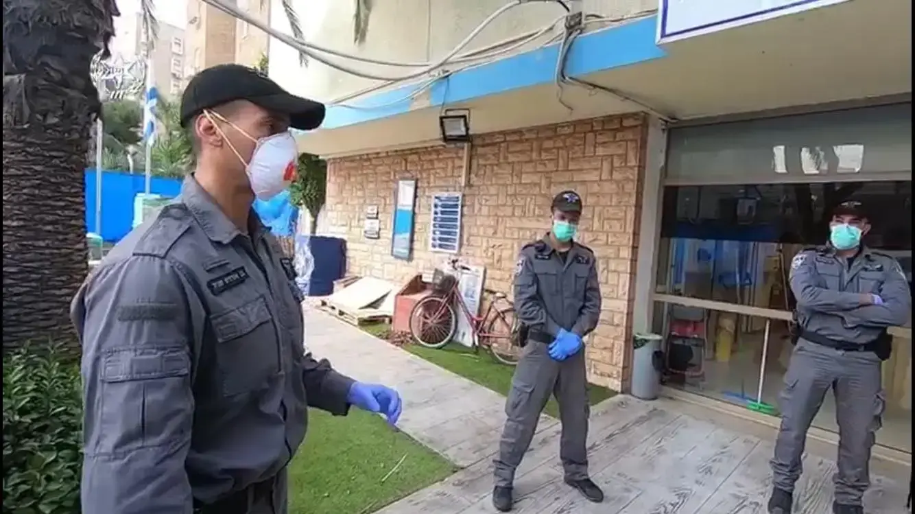 שוטרים במהלך פעולות אכיפה לצורך בלימת התפשטות נגיף הקורונה בבני ברק 18 ביוני 2020
שוטרים במהלך פעולות אכיפה לצורך בלימת התפשטות נגיף הקורונה בבני ברק 18 ביוני 2020