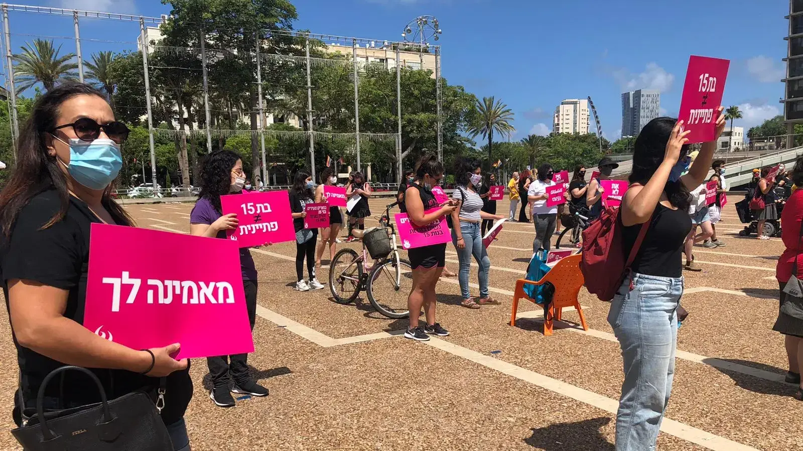 מחאת תמיכה בכיכר רבין בנערות המעורבות בפרשת הכדורגלנים - ה-19 ליוני 2020 מחאת תמיכה בכיכר רבין בנערות המעורבות בפרשת הכדורגלנים - ה-19 ליוני 2020