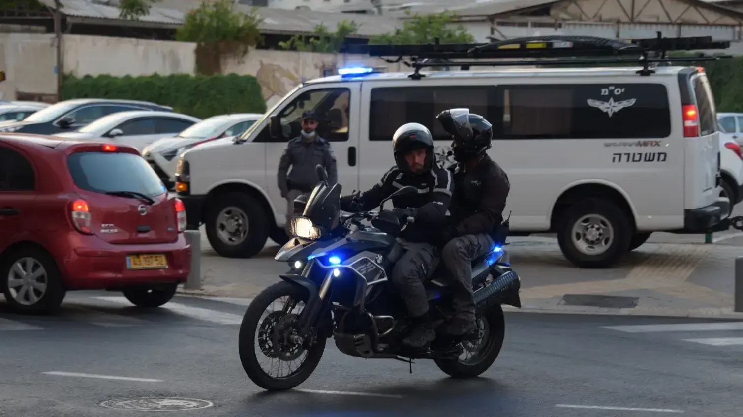 המשטרה אוכפת את תקנות הקורונה מחוץ לאצטדיון הכדורגל בתל אביב, 20 ביוני 2020 המשטרה אוכפת את תקנות הקורונה מחוץ לאצטדיון הכדורגל בתל אביב, 20 ביוני 2020