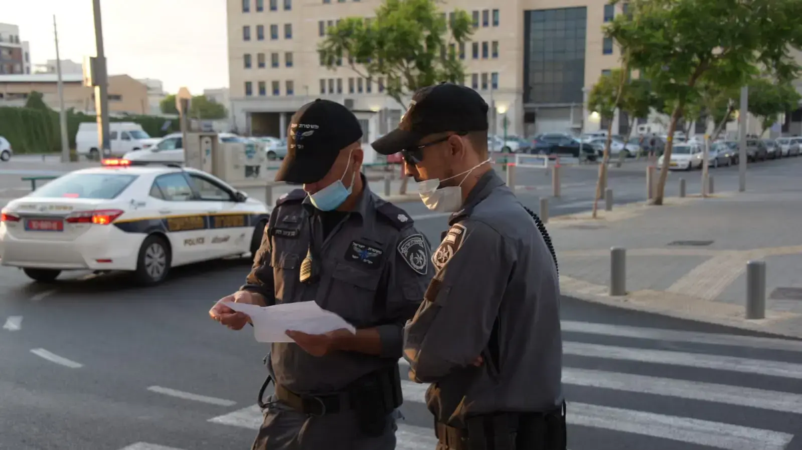 המשטרה אוכפת את תקנות הקורונה מחוץ לאצטדיון הכדורגל בתל אביב, 20 ביוני 2020 המשטרה אוכפת את תקנות הקורונה מחוץ לאצטדיון הכדורגל בתל אביב, 20 ביוני 2020