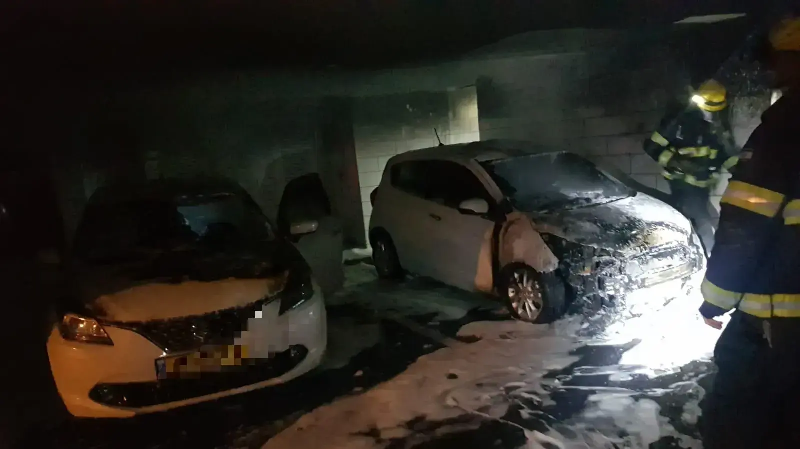 שריפת רכבים בחניון של בניין מגורים ברחוב נווה גנים בחיפה. 21 ביוני 2020. שריפת רכבים בחניון של בניין מגורים ברחוב נווה גנים בחיפה. 21 ביוני 2020.