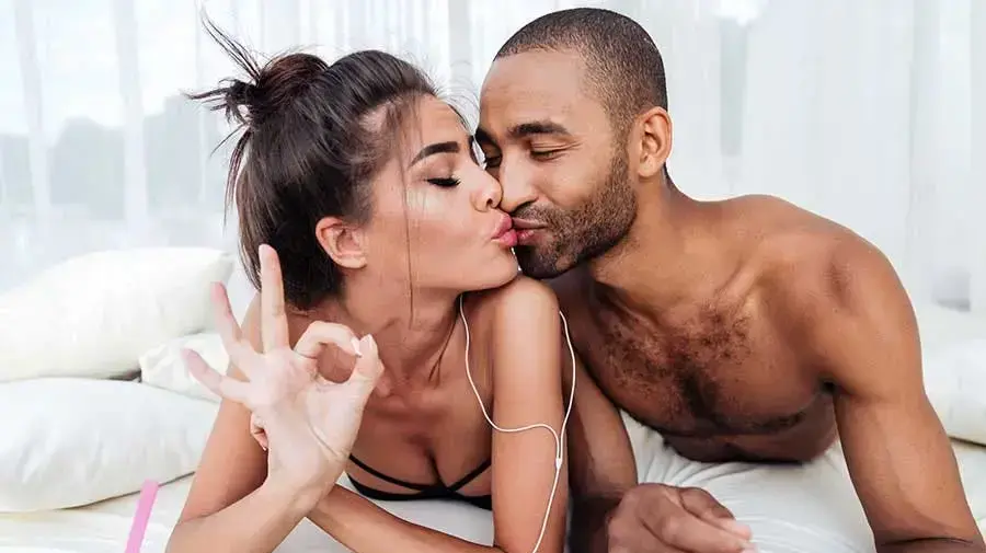 זוג שומע מוזיקה במיטה זוג שומע מוזיקה במיטה