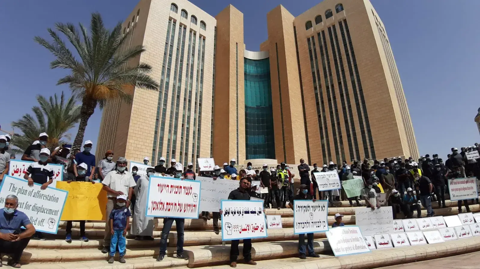 מחאה בדרישה לצדק ושוויון לתושבים הערבים הבדואים בנגב. מול משרדי הממשלה, באר-שבע 22 ביוני 2020 מחאה בדרישה לצדק ושוויון לתושבים הערבים הבדואים בנגב. מול משרדי הממשלה, באר-שבע 22 ביוני 2020