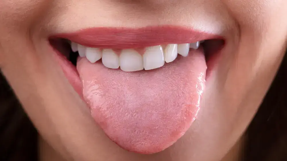 אישה מוציאה לשון אישה מוציאה לשון