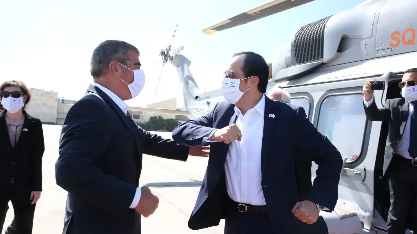 שר החוץ של קפריסין ניקוס חריסטודילידיס ושר החוץ גבי אשכנזי בנתב"ג, 23 ביוני 2020 שר החוץ של קפריסין ניקוס חריסטודילידיס ושר החוץ גבי אשכנזי בנתב"ג, 23 ביוני 2020
