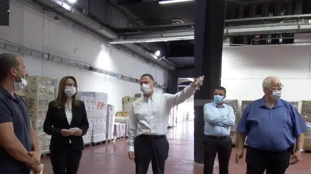 שר הבריאות יולי אדלשטיין ב"סיור קורונה" במרכז הארץ, לשר הצטרפה יו"ר ועדת הקורונה, ח"כ יפעת שאשא ביטון, 23 ביוני 2020 שר הבריאות יולי אדלשטיין ב"סיור קורונה" במרכז הארץ, לשר הצטרפה יו"ר ועדת הקורונה, ח"כ יפעת שאשא ביטון, 23 ביוני 2020