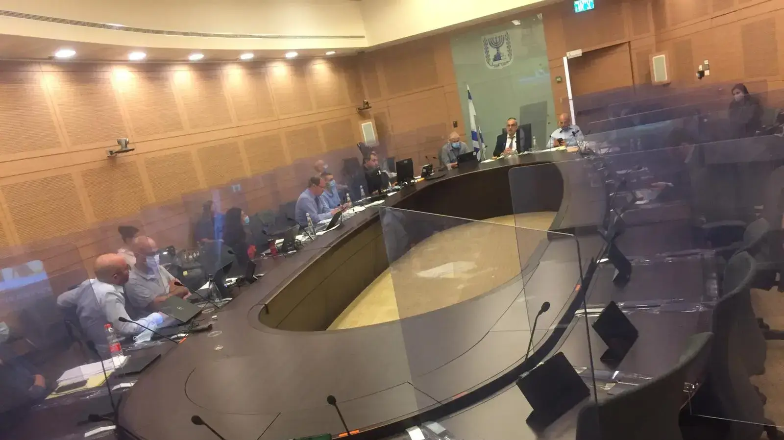 אולם הדיון בועדת החוקה על חוק הקורונה. מלבד יו"ר הוועדה ח"כ יעקב אשר, אין אף נציג לקואליציה. 23 ביוני 2020 אולם הדיון בועדת החוקה על חוק הקורונה. מלבד יו"ר הוועדה ח"כ יעקב אשר, אין אף נציג לקואליציה. 23 ביוני 2020