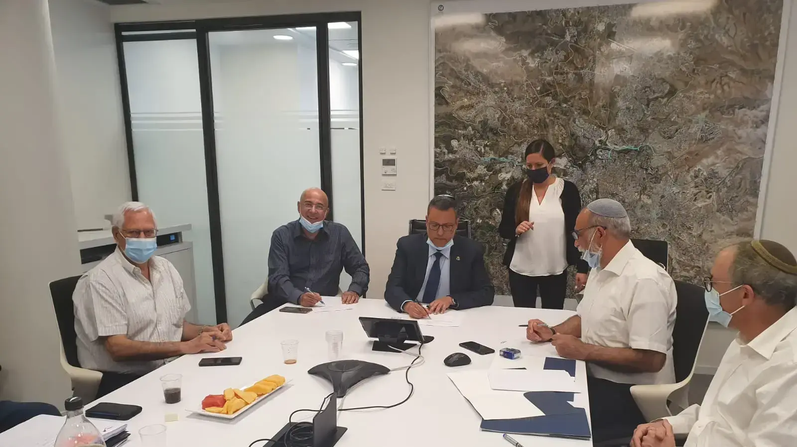 ראש עיריית ירושלים משה ליאון חותם על הסכם להקמת מעלית מיוחד מהרובע היהודי לכותל המערבי עם החברה לפיתוח הרובע. 23 ביוני 2020 ראש עיריית ירושלים משה ליאון חותם על הסכם להקמת מעלית מיוחד מהרובע היהודי לכותל המערבי עם החברה לפיתוח הרובע. 23 ביוני 2020