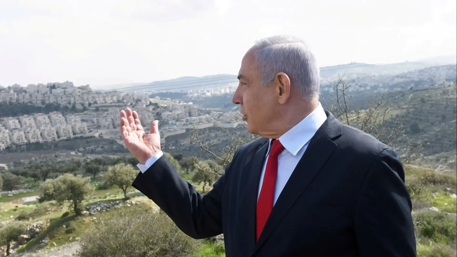 ראש הממשלה בנימין נתניהו משקיף על ההתנחלות הישראלית הר חומה ב-20 בפברואר 2020 ראש הממשלה בנימין נתניהו משקיף על ההתנחלות הישראלית הר חומה ב-20 בפברואר 2020
