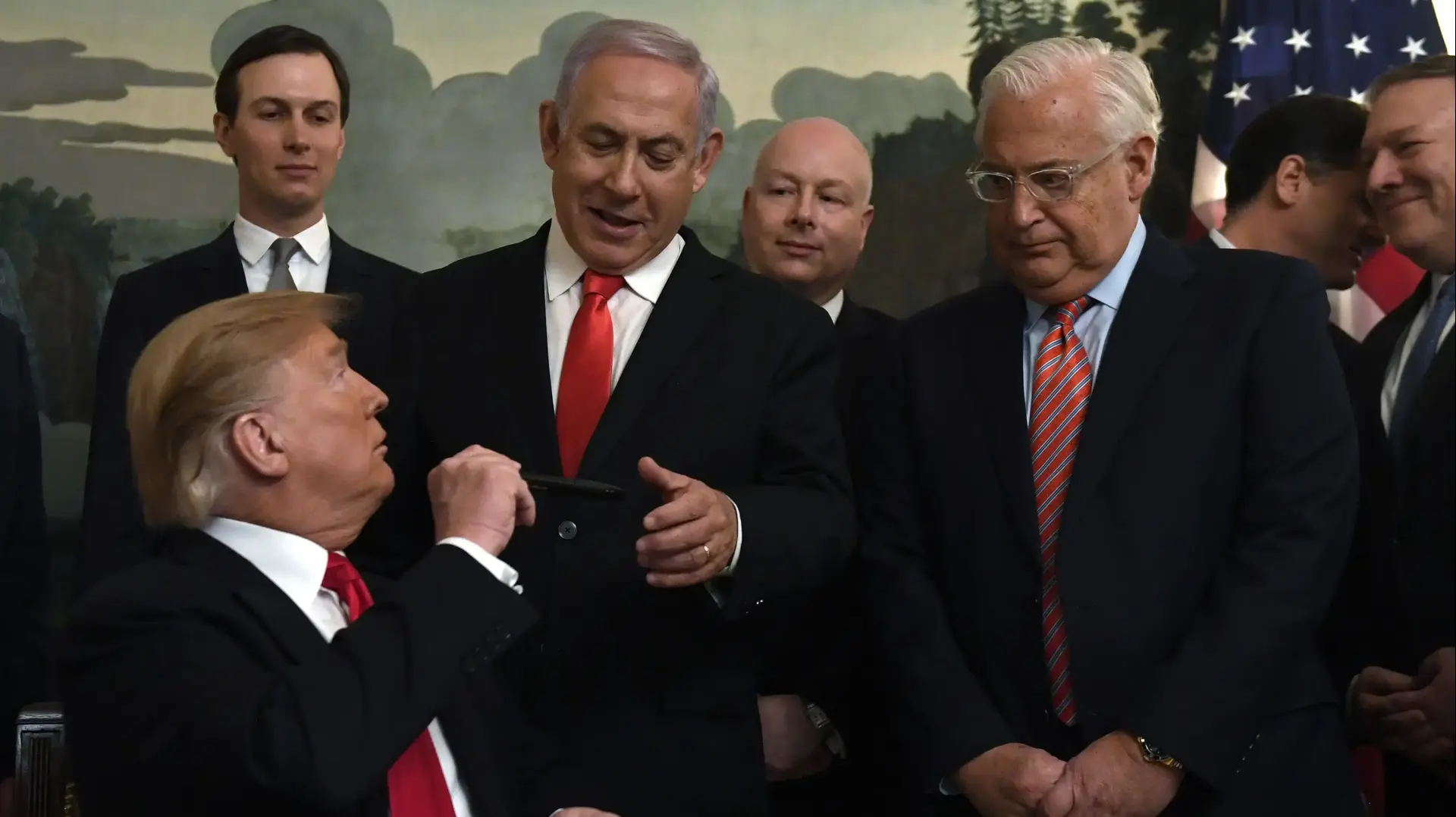 נשיא ארצות הברית דונלד טראמפ עם ראש הממשלה בנימין נתניהו היועץ ג'ראד קושנר השליח ג'ייסון גרינבלט והשגרירים דיוויד פרידמן ורון דרמר ב-25 במרץ 2020