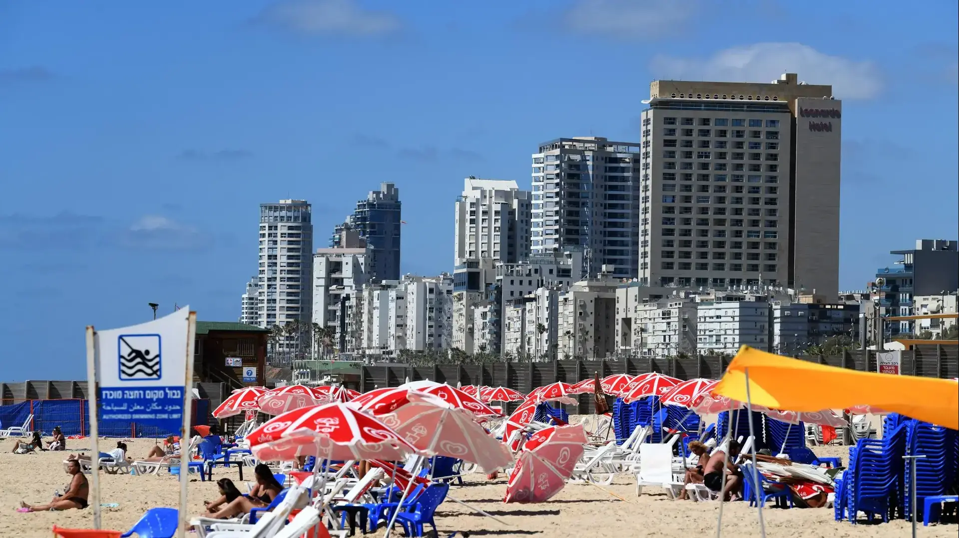 מתרחצים בחוף בת ים, 24 ביוני 2020 מתרחצים בחוף בת ים, 24 ביוני 2020