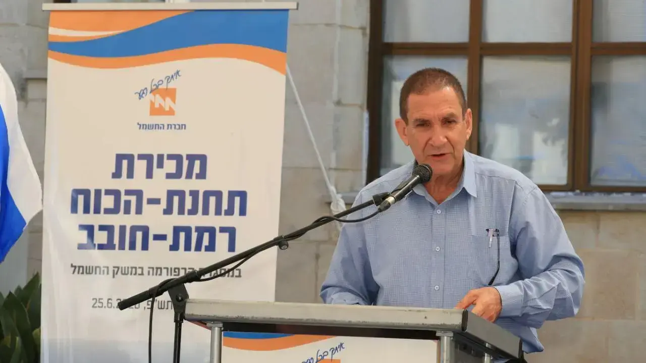 יו"ר דירקטוריון חברת החשמל, האלוף (מיל') יפתח רון- טל בחתימת ההסכם לרכישת תחנת הכוח 'רמת חובב', 25 ביוני 2020 יו"ר דירקטוריון חברת החשמל, האלוף (מיל') יפתח רון- טל בחתימת ההסכם לרכישת תחנת הכוח 'רמת חובב', 25 ביוני 2020