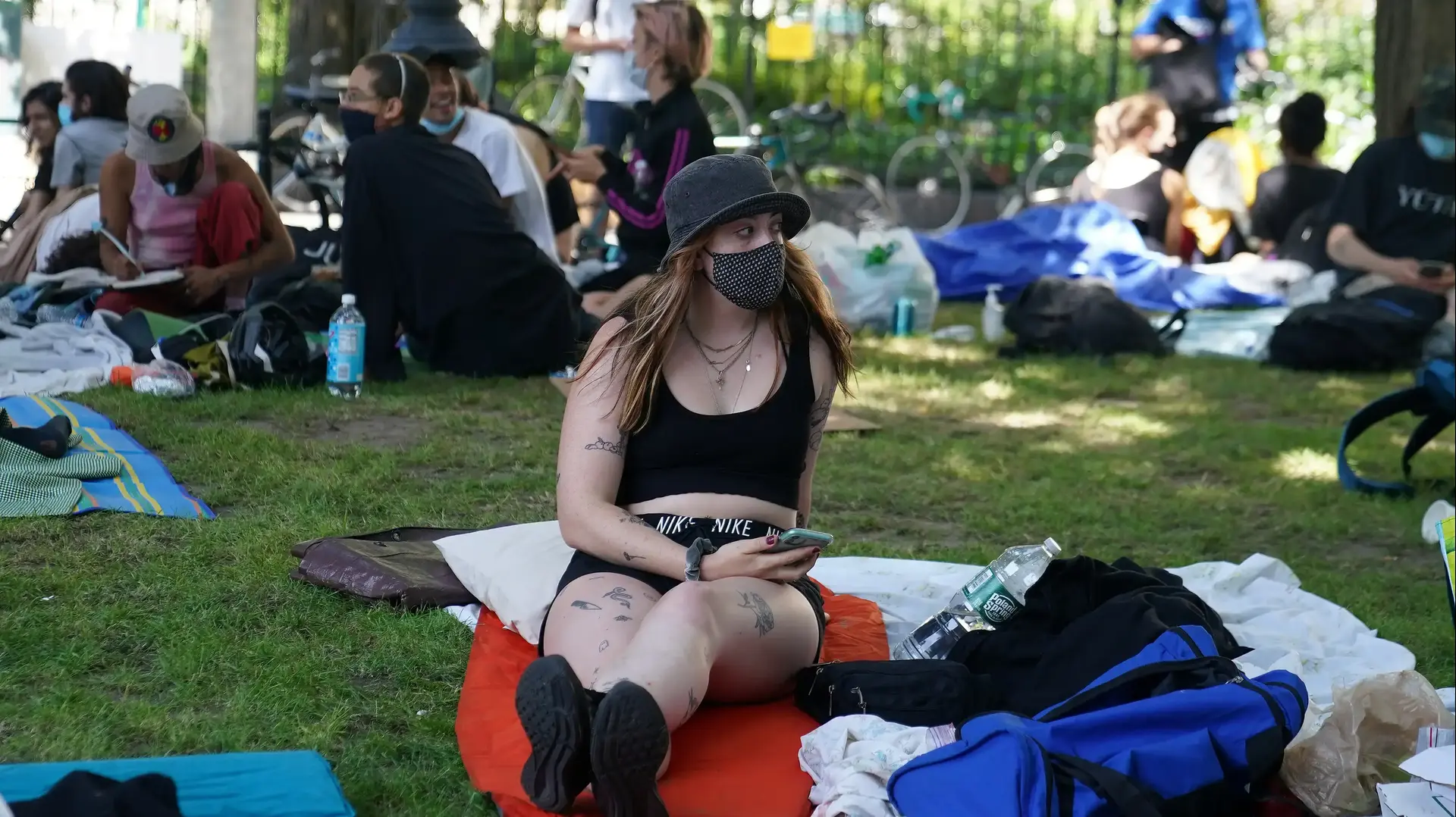 צעירה עם מסיכה בהפגנה במנהטן, ניו יורק, נגד המשטרה, 24 ביוני 2020 צעירה עם מסיכה בהפגנה במנהטן, ניו יורק, נגד המשטרה, 24 ביוני 2020