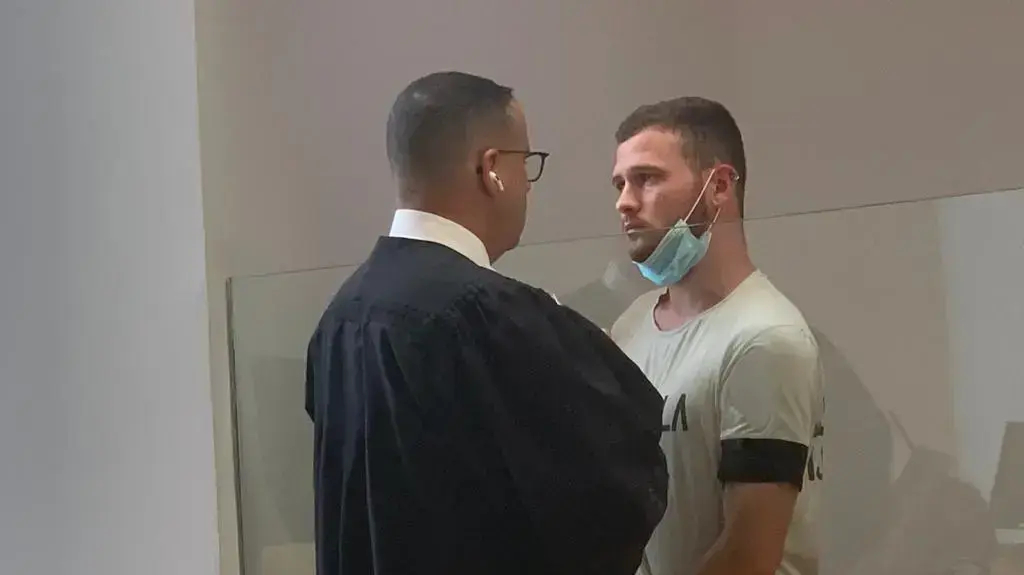 הנאשם באונס ילדה בחיפה עם פרקליטו רונן חליוה, 9 ביוני 2020
