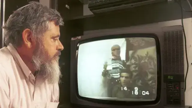יהודה וקסמן אביו של החייל נחשון צופה בקלטת של בנו
