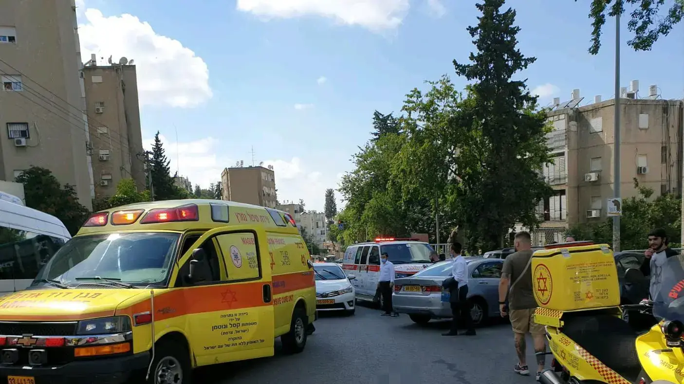 זירת התאונה בה נפצע קשיש כבן 80 באורח אנוש מפגיעת רכב בדרך יד לבנים בחיפה. 25 ביוני 2020 זירת התאונה בה נפצע קשיש כבן 80 באורח אנוש מפגיעת רכב בדרך יד לבנים בחיפה. 25 ביוני 2020