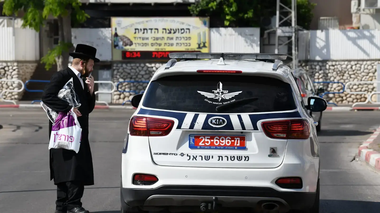 משטרה אוכפת הגבלות באשדוד (צילום: ראובן קסטרו) 