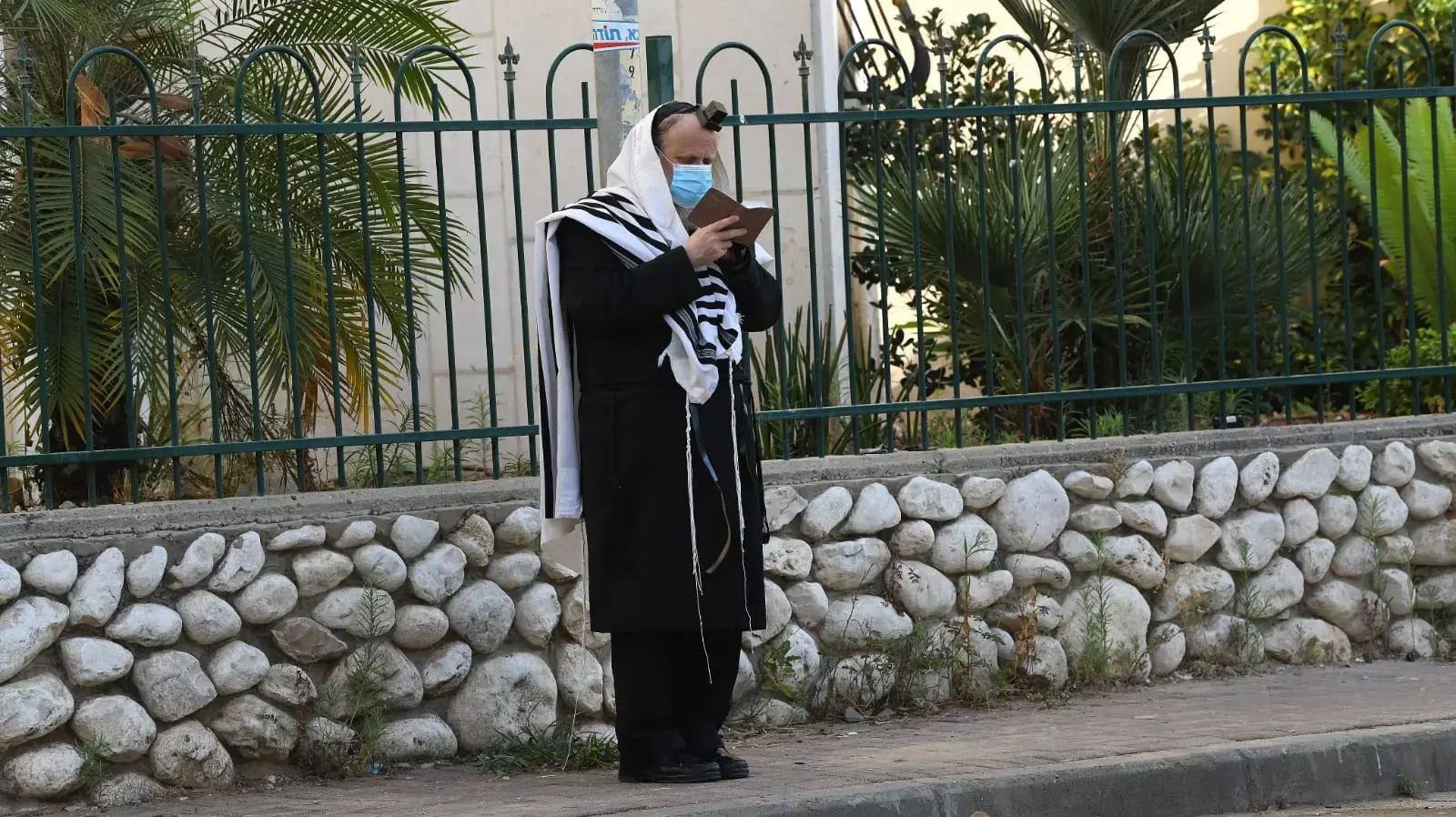 תפילת שחרית ברקע הגבלות הקורונה באשדוד 26 ביוני 2020 תפילת שחרית ברקע הגבלות הקורונה באשדוד 26 ביוני 2020