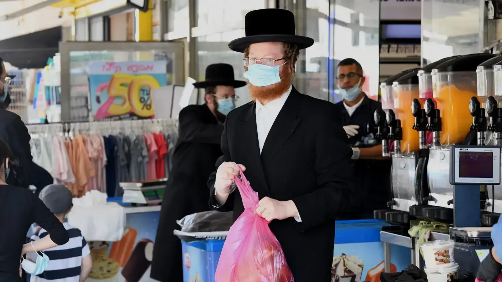עוטה מסכה ברקע הגבלות הקורונה באשדוד 26 ביוני 2020 עוטה מסכה ברקע הגבלות הקורונה באשדוד 26 ביוני 2020