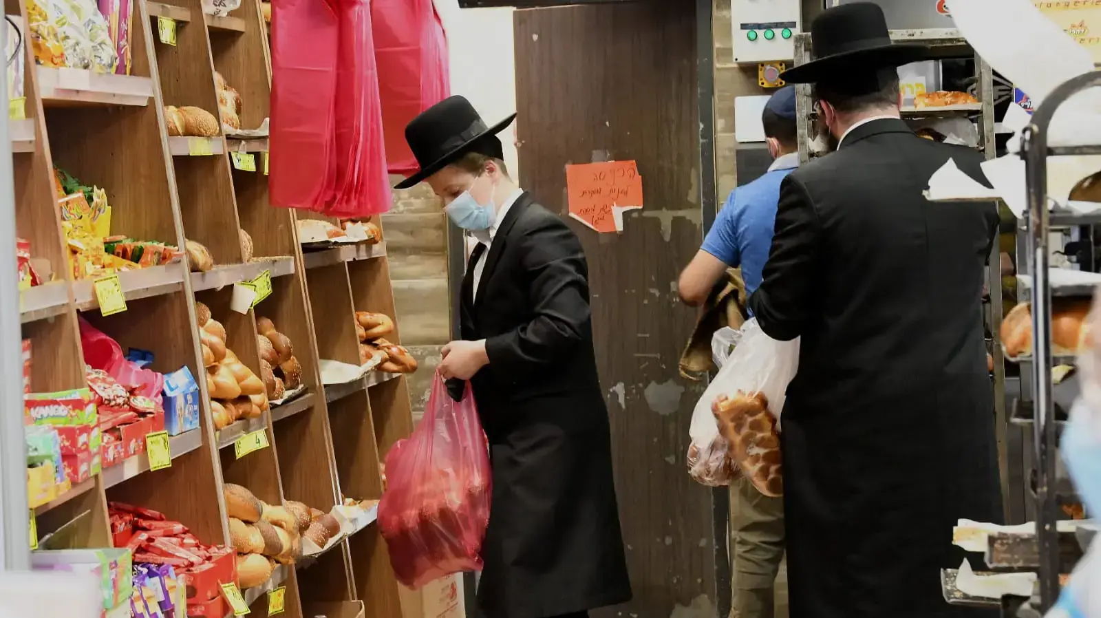 עוטה מסכה ברקע הגבלות הקורונה באשדוד 26 ביוני 2020 עוטה מסכה ברקע הגבלות הקורונה באשדוד 26 ביוני 2020