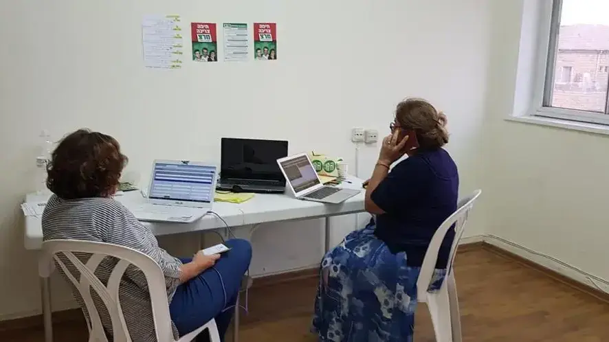 מלכה שושני (מימין) במטה מרצ בהובלת דובי חיון במהלך הבחירות בשנת 2018 מלכה שושני (מימין) במטה מרצ בהובלת דובי חיון במהלך הבחירות בשנת 2018