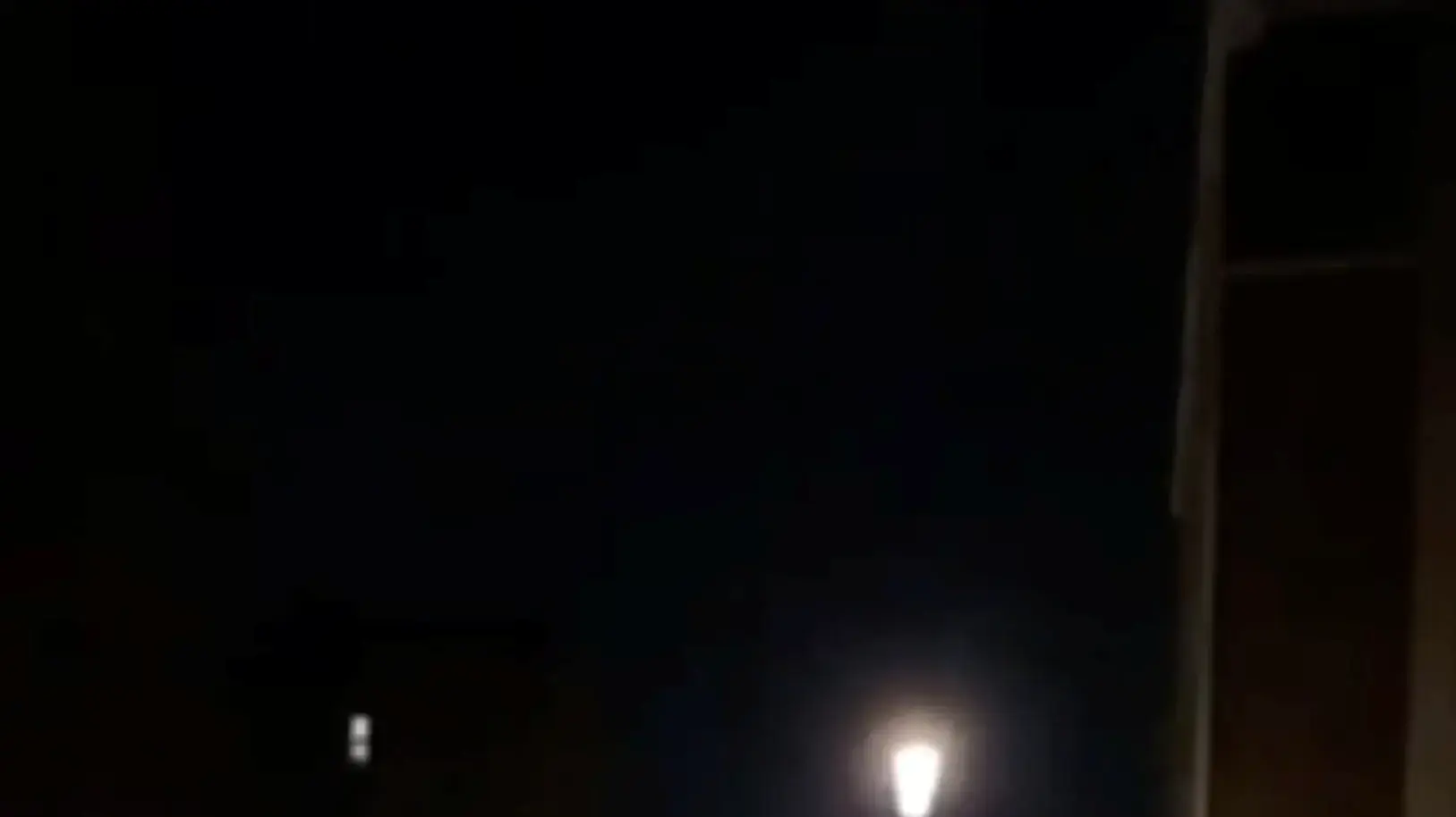 משטרת לונדון מפזרת מסיבה לא חוקית ברובע נוטינג היל בעיר. 26 ביוני 2020. משטרת לונדון מפזרת מסיבה לא חוקית ברובע נוטינג היל בעיר. 26 ביוני 2020.