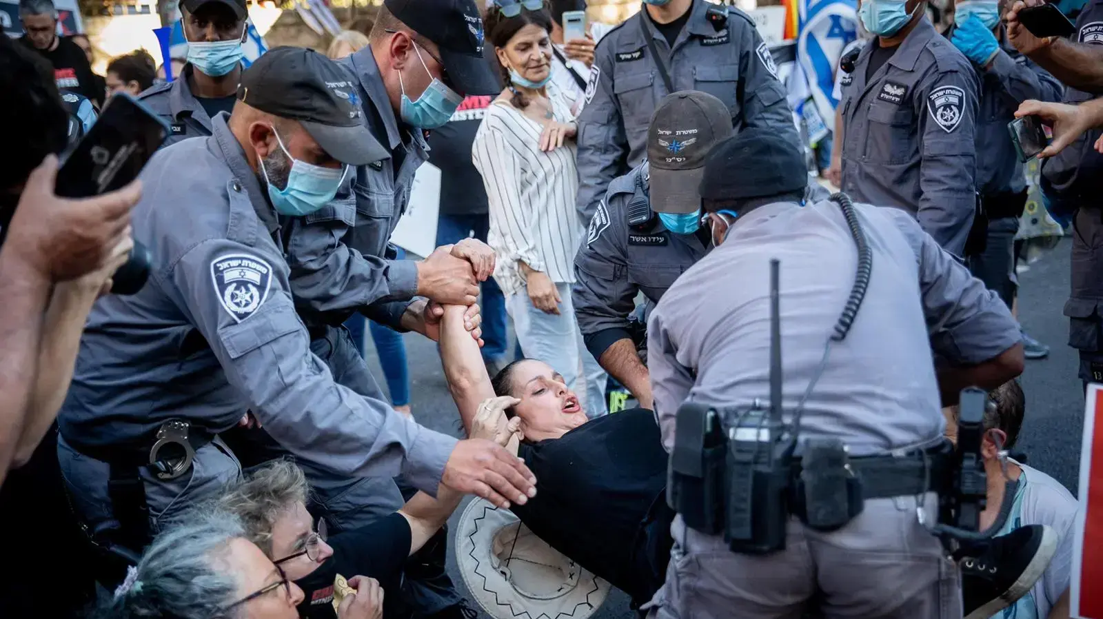 שוטרי מג"ב עוצרים פעילים שהפגינו מול בית ראש הממשלה בנימין נתניהו בירושלים. 26 ביוני 2020 שוטרי מג"ב עוצרים פעילים שהפגינו מול בית ראש הממשלה בנימין נתניהו בירושלים. 26 ביוני 2020