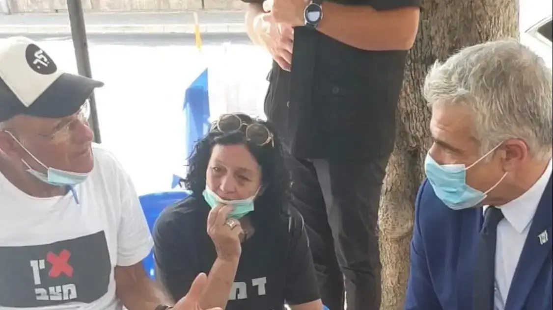 יו"ר האופוזיציה יאיר לפיד במפגש עם תא"ל אמיר השכל, בכיר לשעבר בחיל האוויר שנעצר בהפגנה מול בית ראש הממשלה, בהפגנה כמה ימים לפני המעצר. 27 ביוני 2020 יו"ר האופוזיציה יאיר לפיד במפגש עם תא"ל אמיר השכל, בכיר לשעבר בחיל האוויר שנעצר בהפגנה מול בית ראש הממשלה, בהפגנה כמה ימים לפני המעצר. 27 ביוני 2020