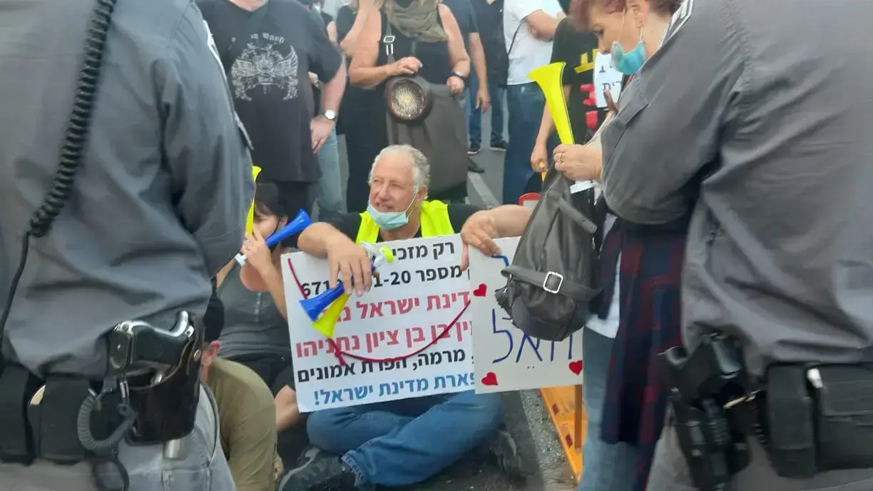 הפגנת הדגלים השחורים ביבנה 27 ביוני 2020 הפגנת הדגלים השחורים ביבנה 27 ביוני 2020