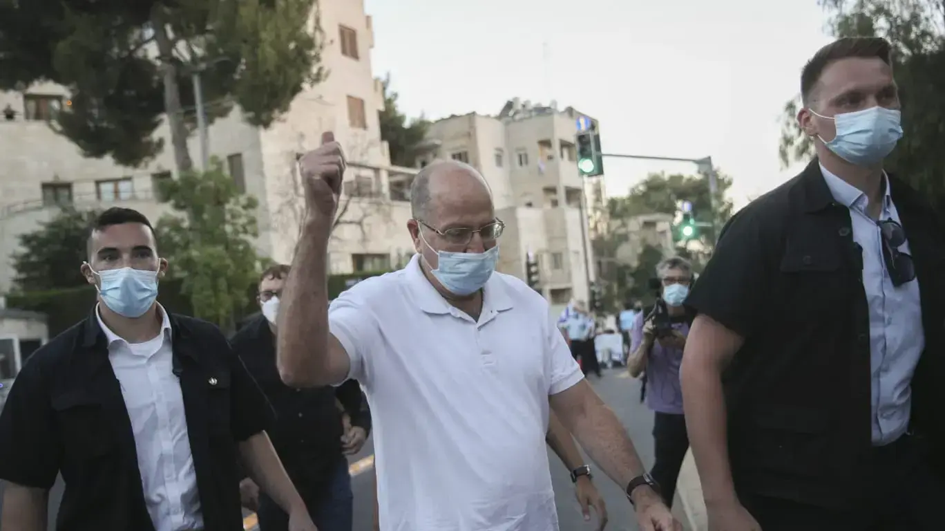 בוגי יעלון במהלך הפגנת הדגלים השחורים מול בית רה"מ, ירושלים 27 ביוני 2020 בוגי יעלון במהלך הפגנת הדגלים השחורים מול בית רה"מ, ירושלים 27 ביוני 2020
