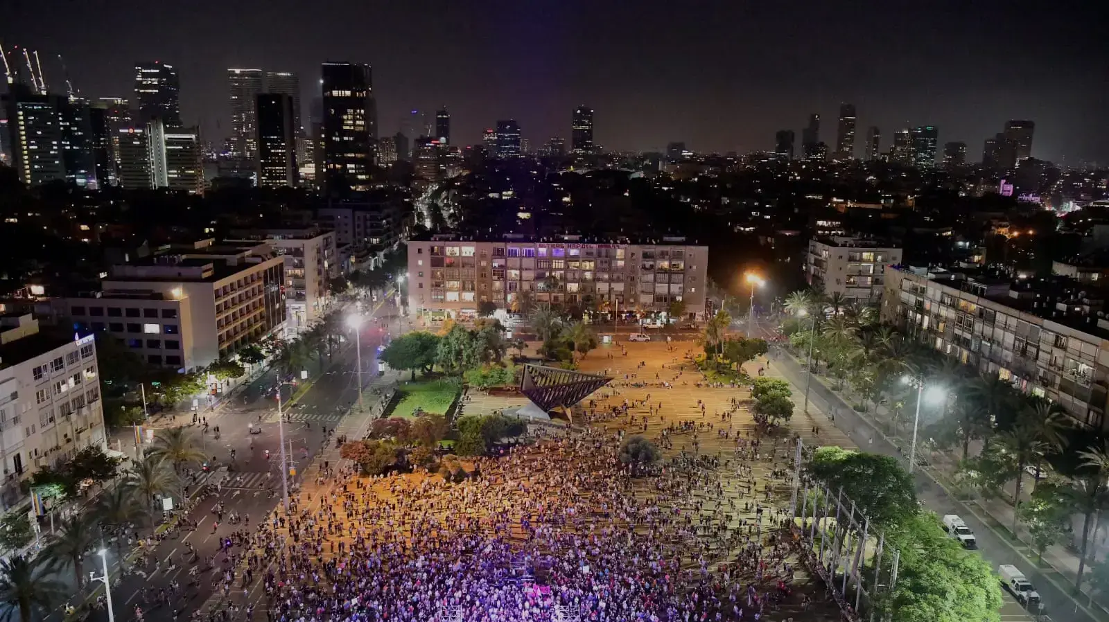 עצרת המחאה של הקהילה הגאה בכיכר רבין 28 ביוני 2020
(ראובן קסטרו) עצרת המחאה של הקהילה הגאה בכיכר רבין 28 ביוני 2020
(ראובן קסטרו)