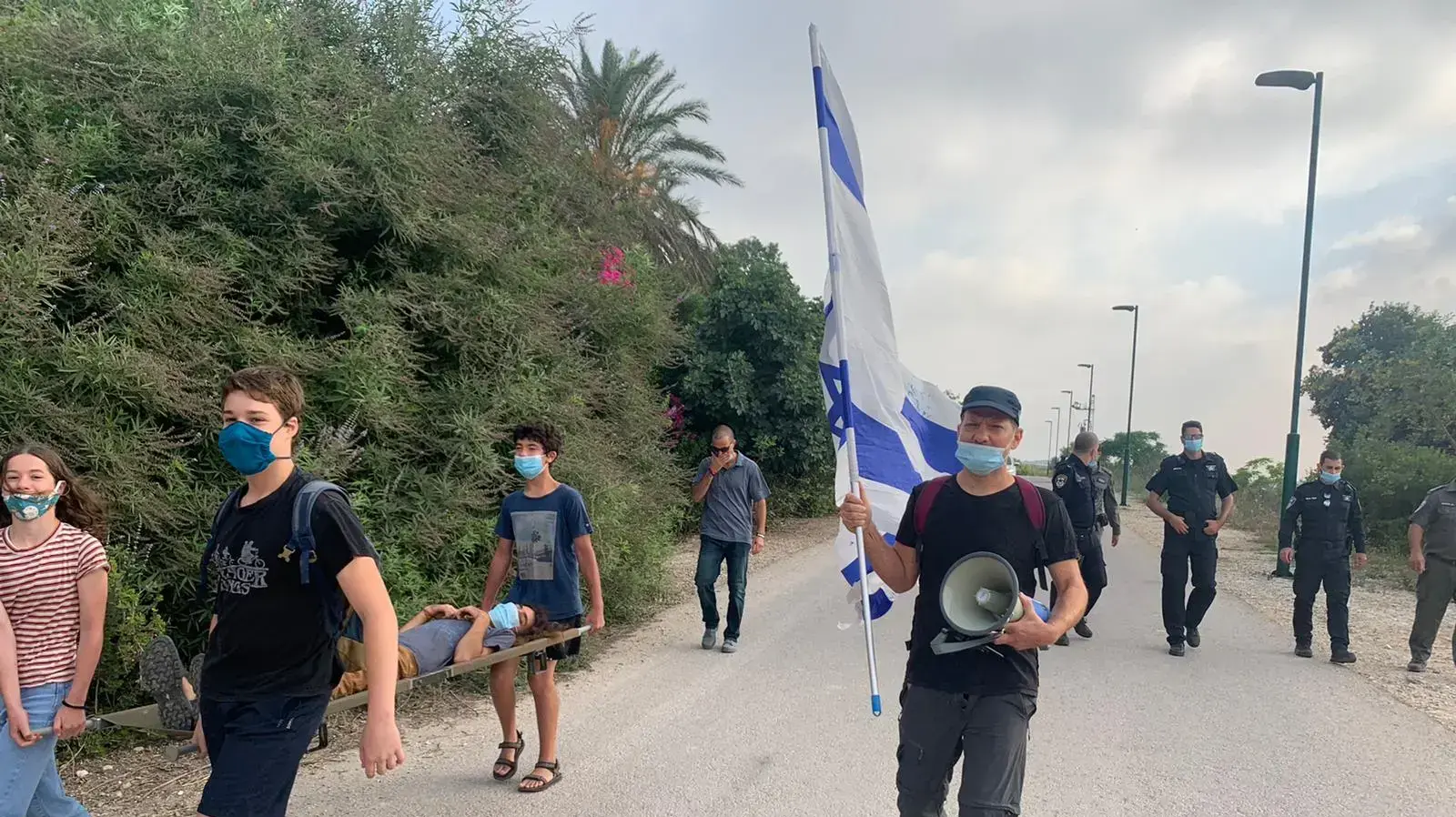 שוטרים מפנים את המפגינים שמחו על היעדר פתרונות למערכת החינוך מול ביתו של שר החינוך יואב גלנט במושב עמיקם. 29 ביוני 2020 שוטרים מפנים את המפגינים שמחו על היעדר פתרונות למערכת החינוך מול ביתו של שר החינוך יואב גלנט במושב עמיקם. 29 ביוני 2020