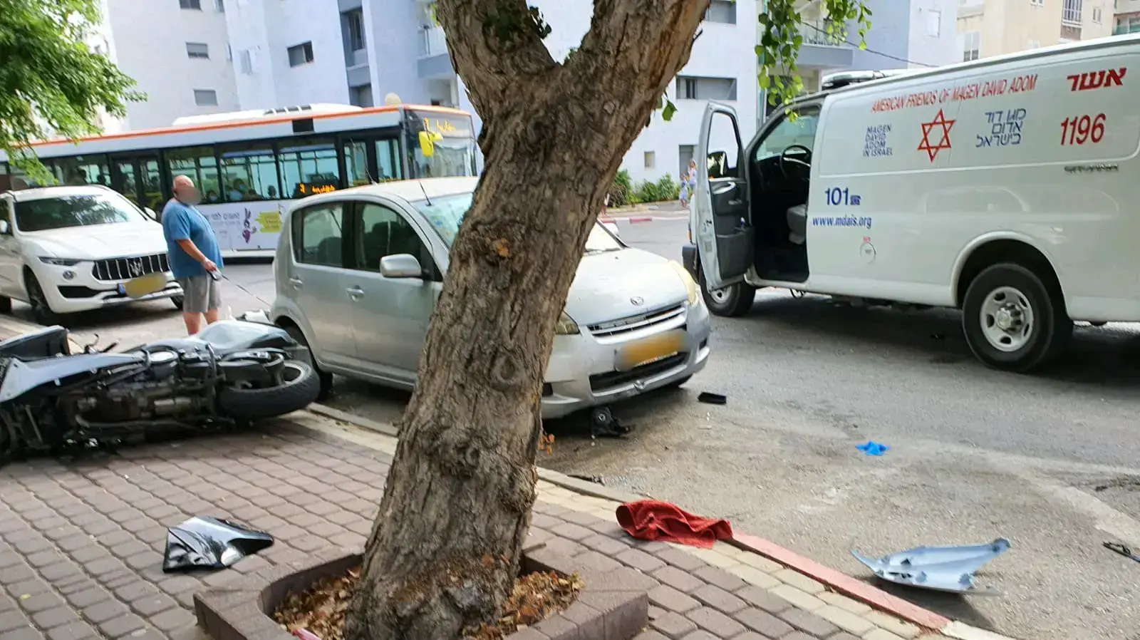 זירת התאונה בה נפצע רוכב אופנוע כבן 20 באורח בינוני מפגיעת רכב ברחוב וייצמן בנהריה. 29 ביוני 2020 זירת התאונה בה נפצע רוכב אופנוע כבן 20 באורח בינוני מפגיעת רכב ברחוב וייצמן בנהריה. 29 ביוני 2020
