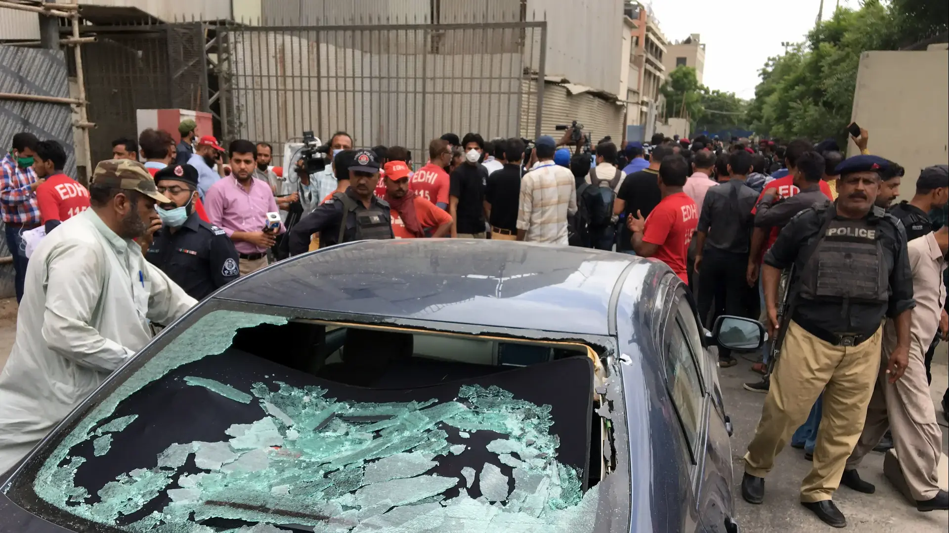 הזירה סמוך לבניין הבורסה בעיר קרצ'י בפקיסטן שהותקף על ידי חמושים בנשקים ורימונים. 29 ביוני 2020