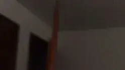 דמות מלחיצה נצפתה ברקע של בטן הריונית דמות מלחיצה נצפתה ברקע של בטן הריונית