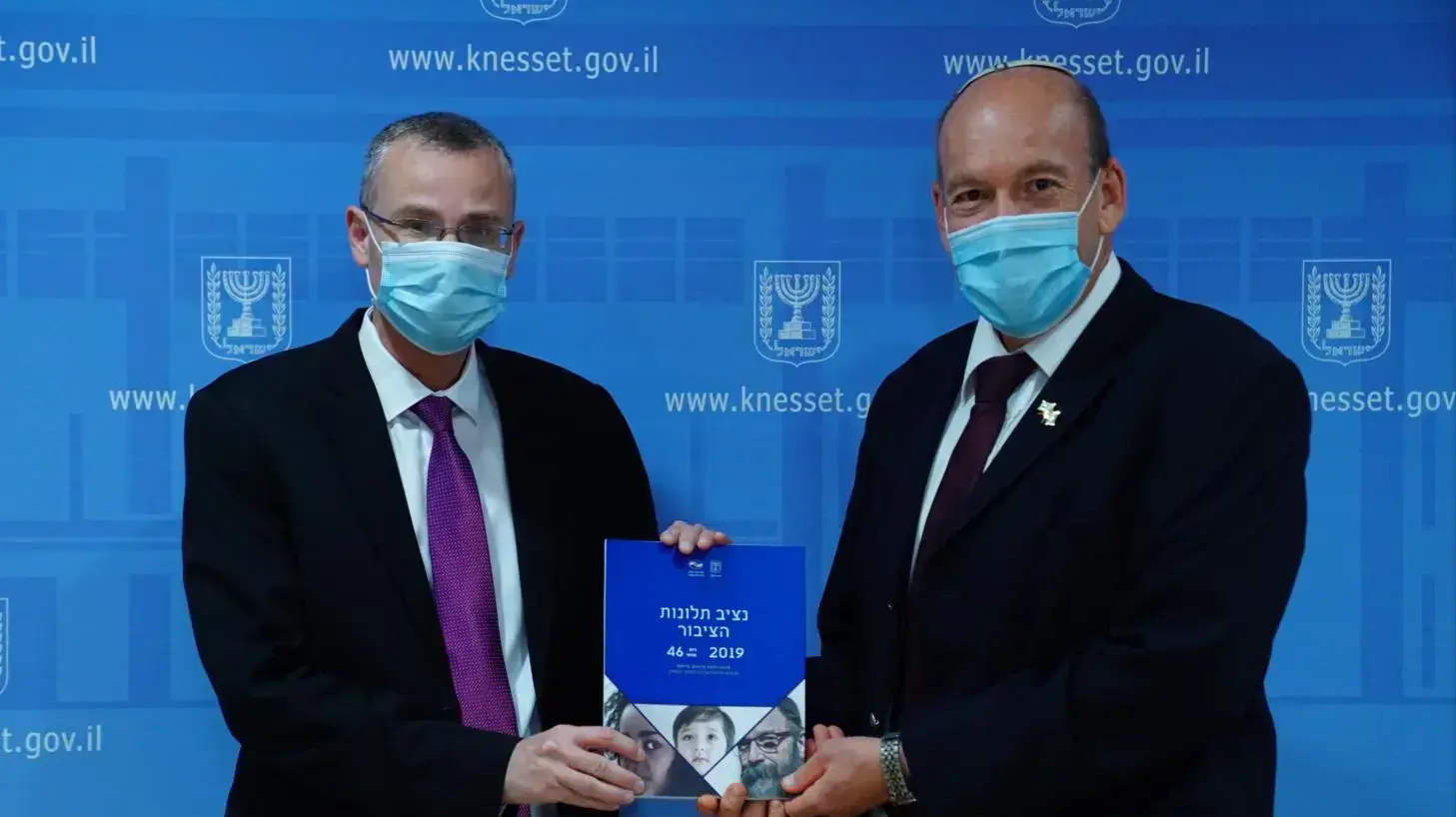 מבקר המדינה מתניהו אנגלמן מגיש ליו"ר הכנסת ח"כ יריב לוין את הדו"ח השנתי של נציב תלונות הציבור 30 ביוני 2020 מבקר המדינה מתניהו אנגלמן מגיש ליו"ר הכנסת ח"כ יריב לוין את הדו"ח השנתי של נציב תלונות הציבור 30 ביוני 2020